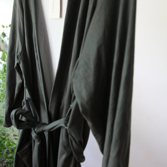 Queen Maddyn dressing gown. - Picture 8 of 13